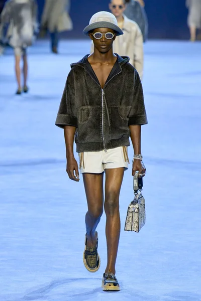 Look 32